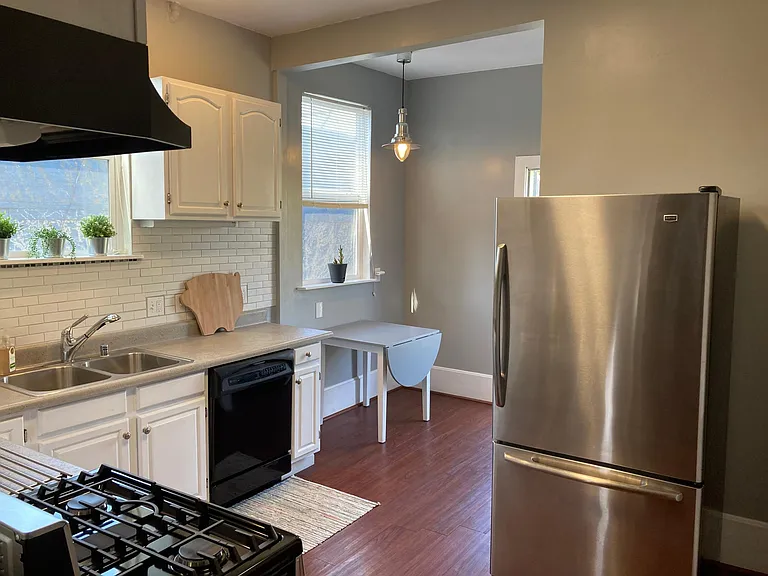 Kitchen (small breakfast nook)