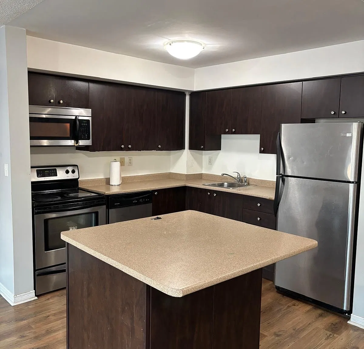 215 Queen St E — Photo 3