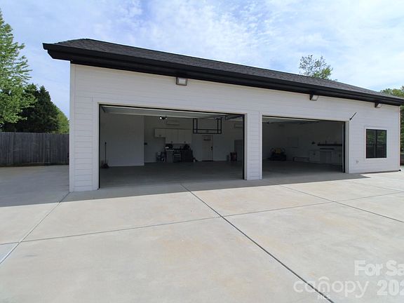 3rd image of 2555 Belshire Dr