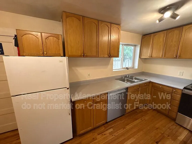1405 Halleck St — Photo 22