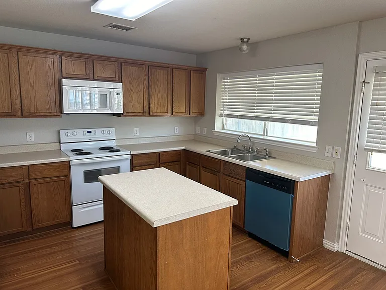 1117 Acacia Dr — Photo 7