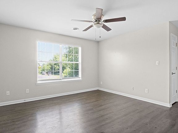 3rd image of 3855 Northeast Dr APT E