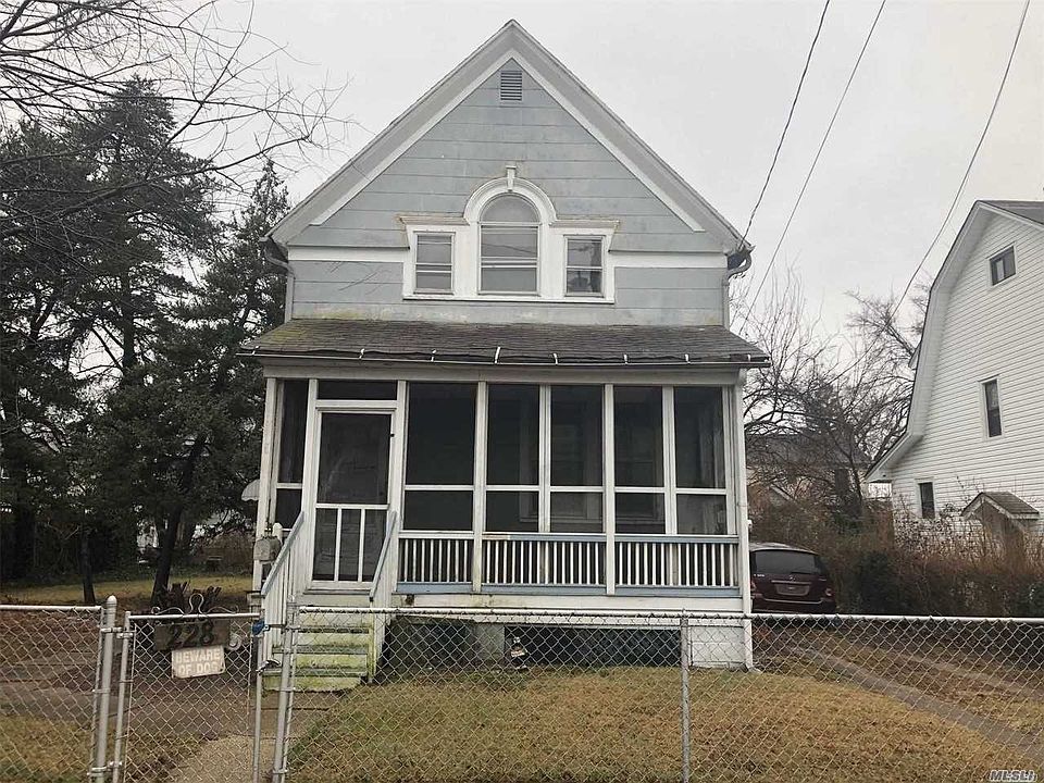 2nd image of 228 Fir St