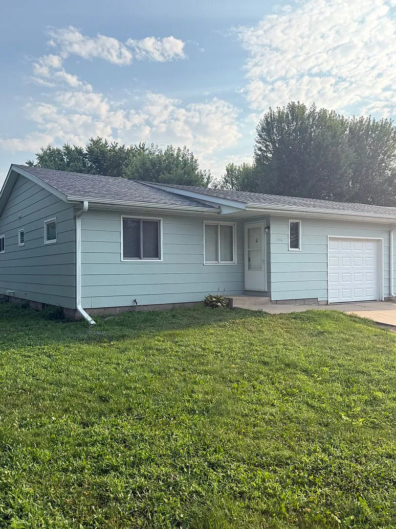 3 bed, 1000 sqft, $1,350 — Photo 1