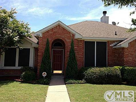 1st image of 104 Oak Hollow Ln