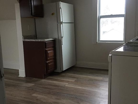 2nd image of 2843 Albrecht Ave APT B
