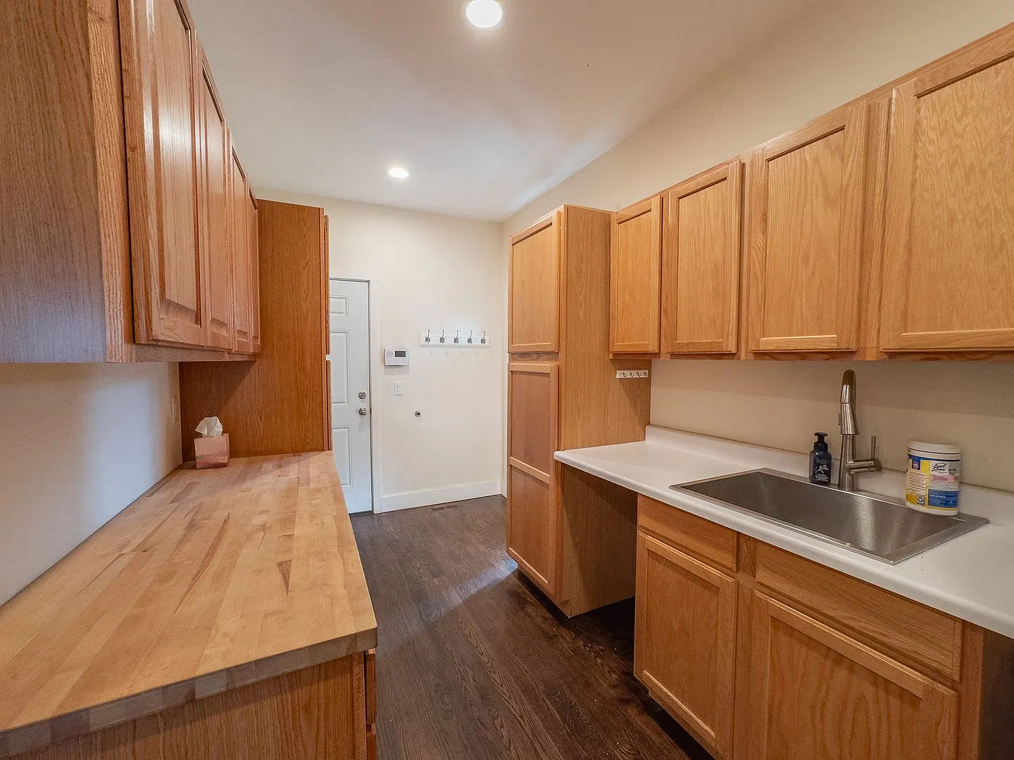 Charming 3-bedroom, 2-bathroom home in Tukwila WA! — Photo 2