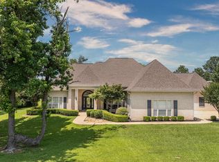 1067 Beaver Lake Dr, Texarkana, TX 75501