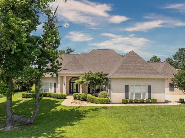 1067 Beaver Lake Dr, Texarkana, TX 75501