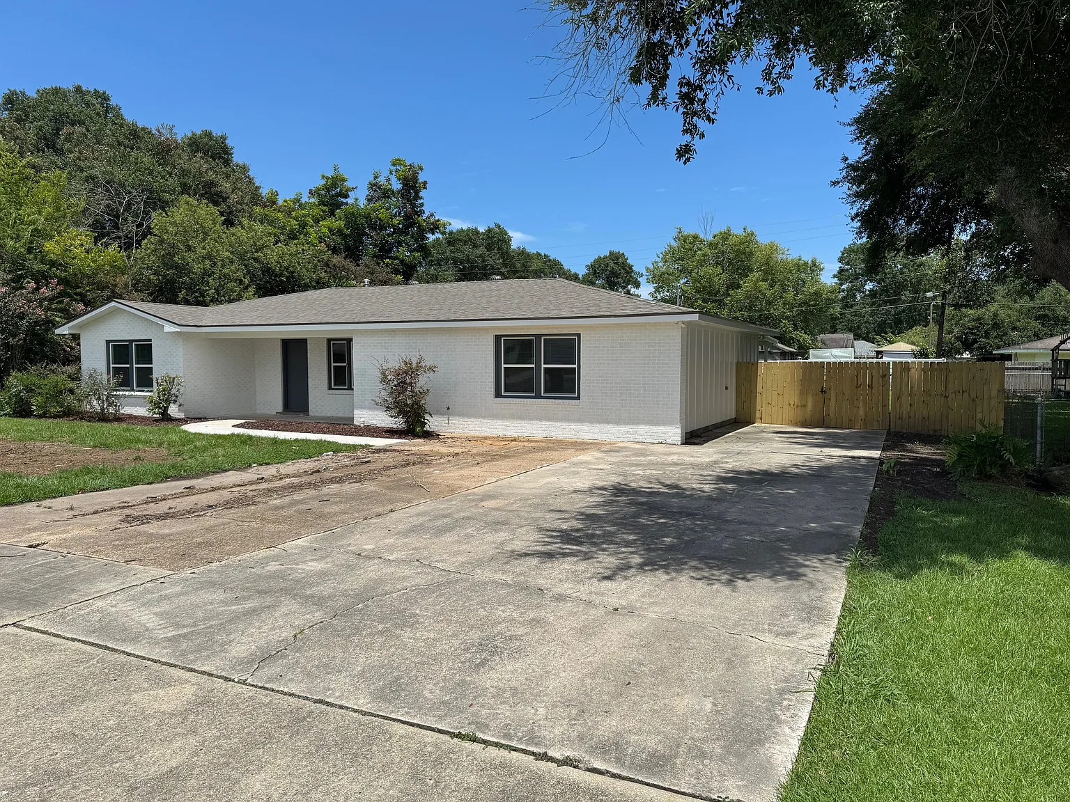 4 bed, 1800 sqft, $2,400 — Photo 2