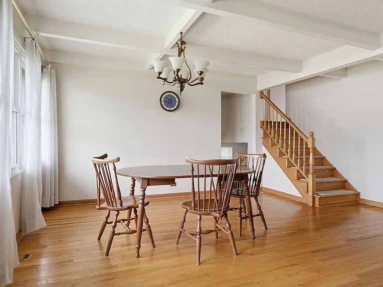 155 E Madison St — Photo 7
