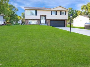 2008 Bedford Dr, Freeport, IL 61032