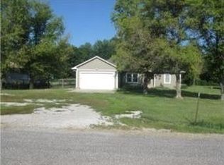 20019 S Prairie Ln, Peculiar, MO 64078