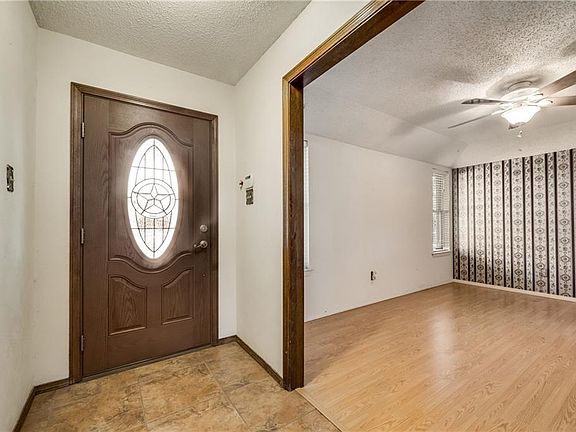 4th image of 400 Salem Dr