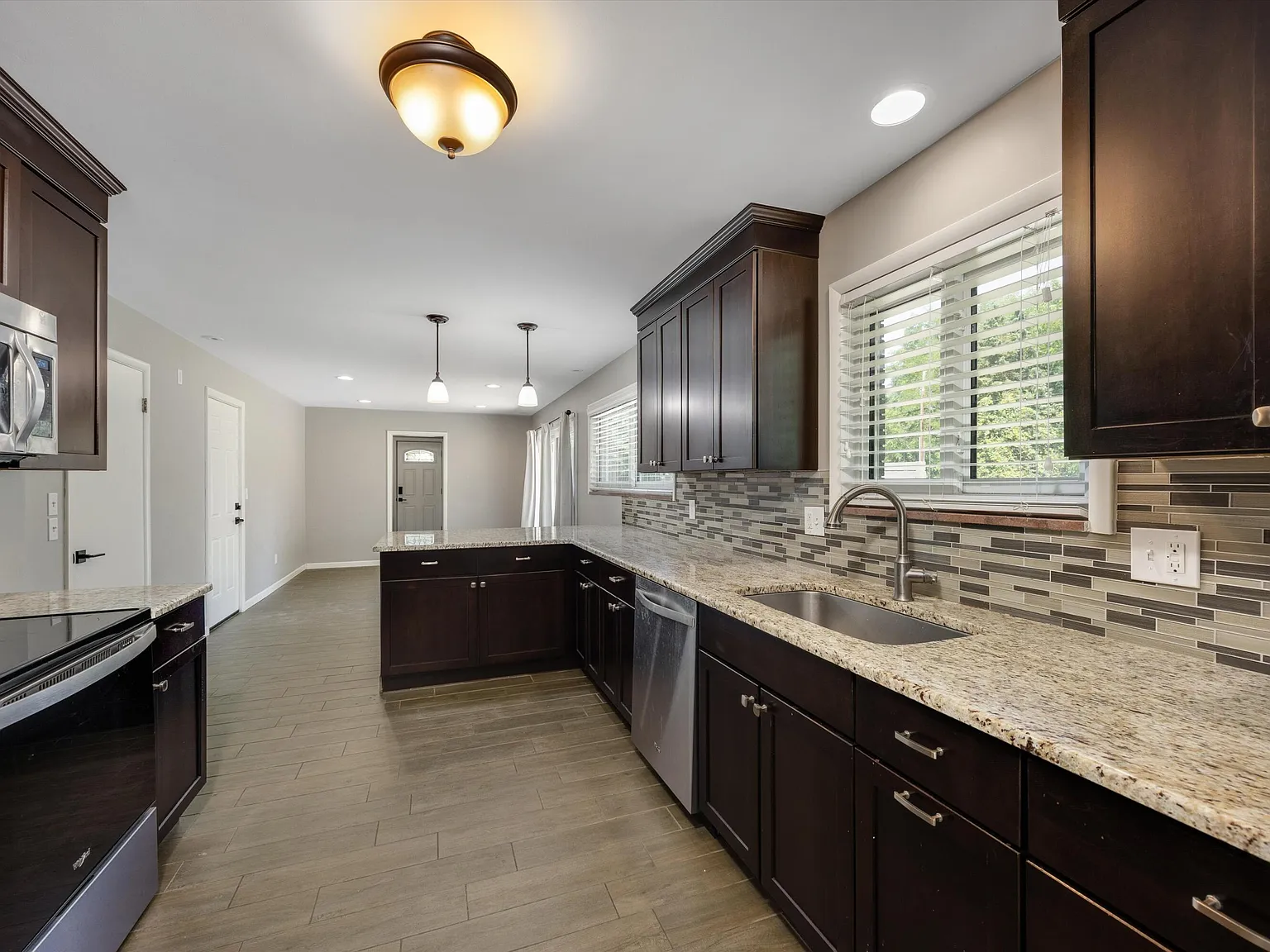 3 bed, 1.5 bath, 1610 sqft, $2,875 — Photo 3