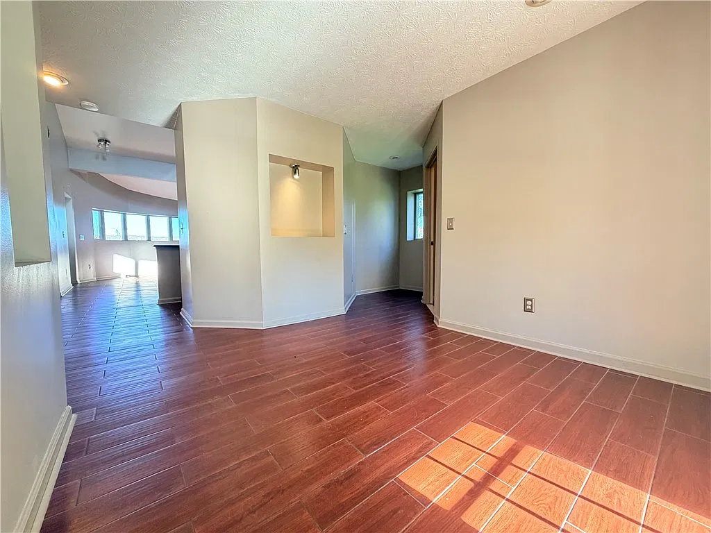 3 bed, 3.5 bath, 3709 sqft, $2,800 — Photo 4