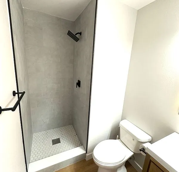 918 W College St #410 — Photo 6
