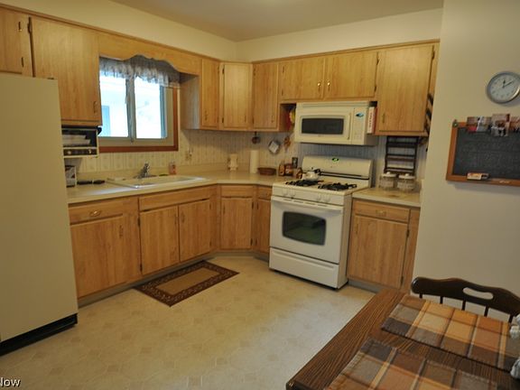 5th image of 135 Englewood Dr