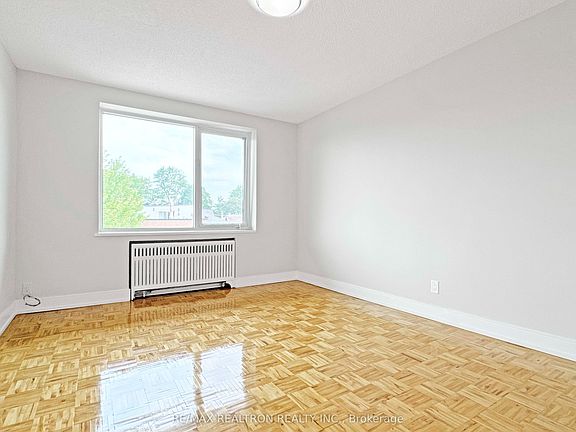 4th image of 990 Avenue Rd #201