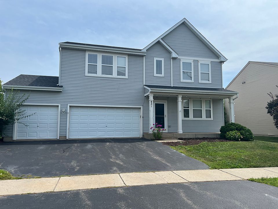 Welcome to your new home with a 3 car garage!
