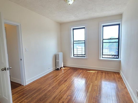 3rd image of 555 McLean Ave