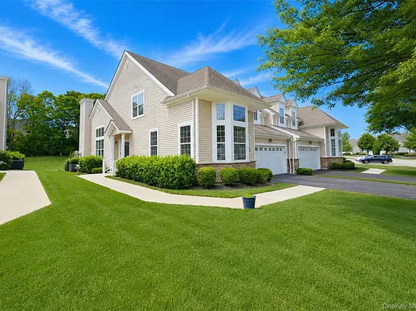 27 Toni Court, Center Moriches, NY 11934