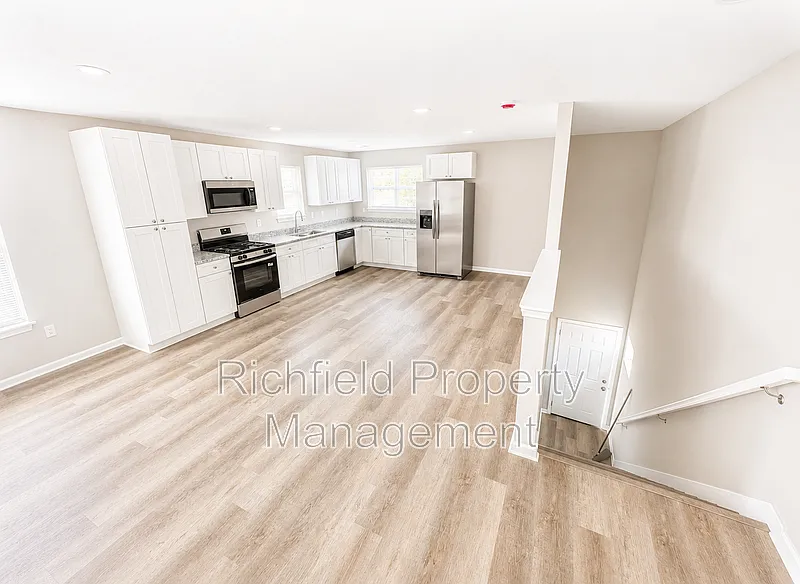 3 bed, 2.0 bath, 1350 sqft, $2,134 — Photo 3