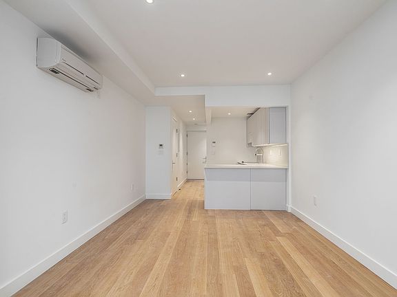 5th image of 321 E 22nd St APT 4C