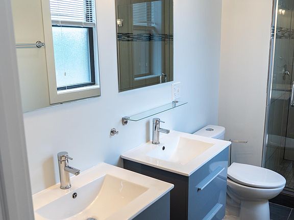 5th image of 1353 W Bryn Mawr Ave #3E