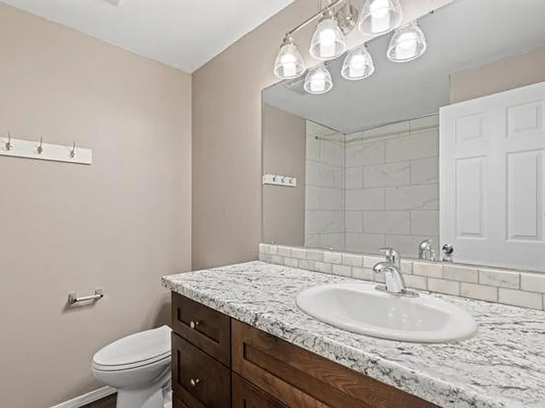 Madison St Duplex — Photo 10