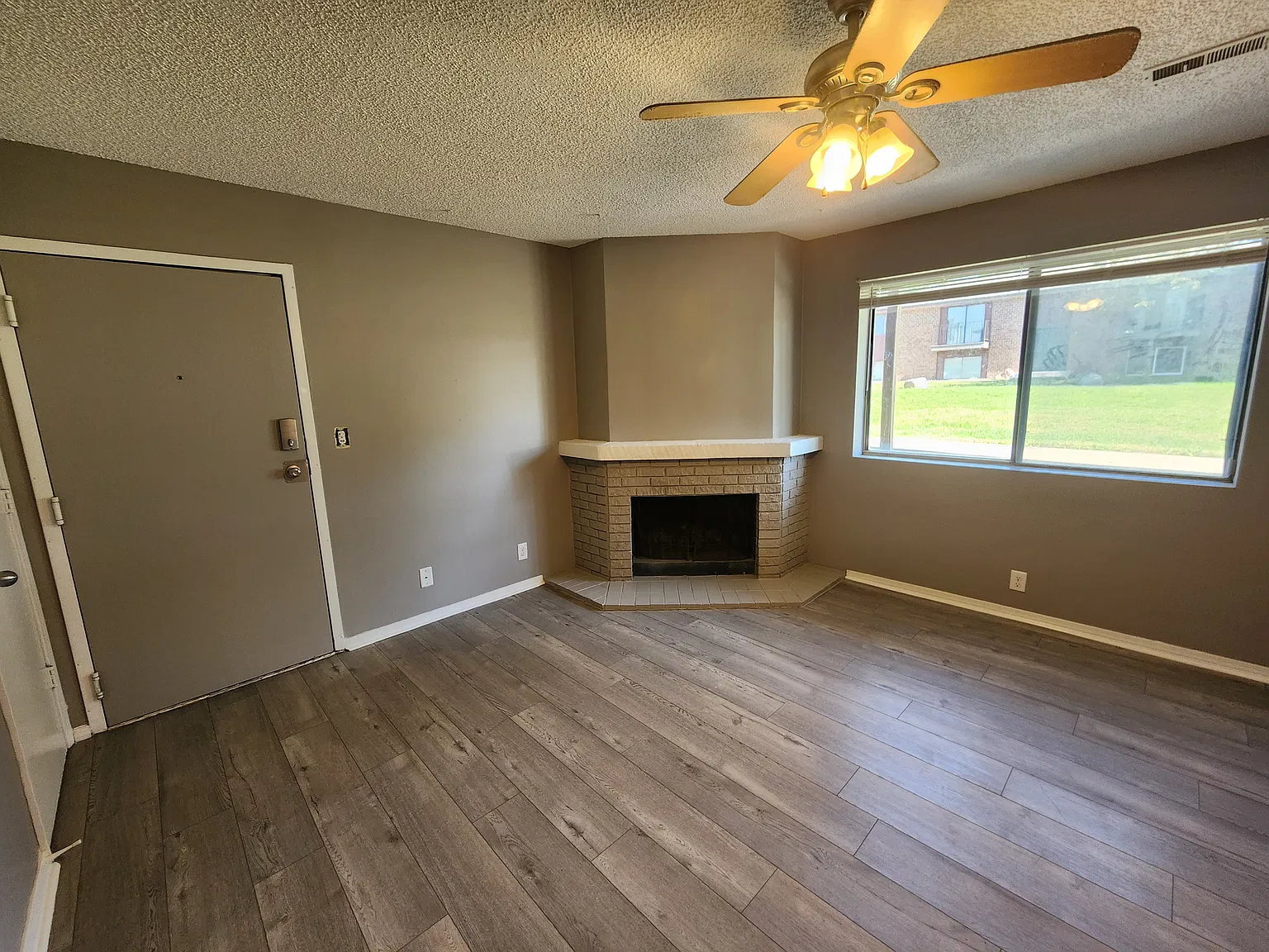 2 bed, 833 sqft, $860 — Photo 3