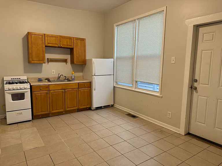 2551 N Marshfield Ave #1 — Photo 4
