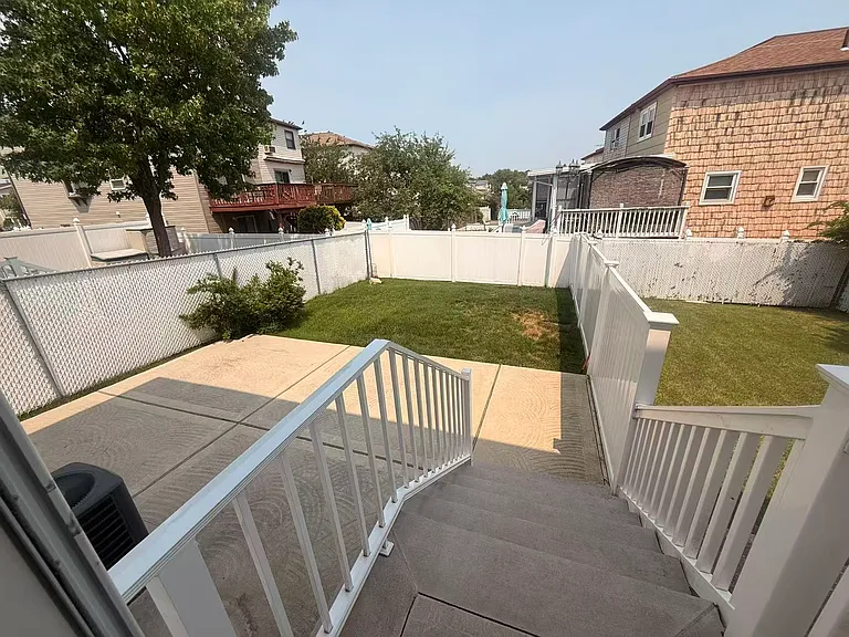 969 Armstrong Ave — Photo 10