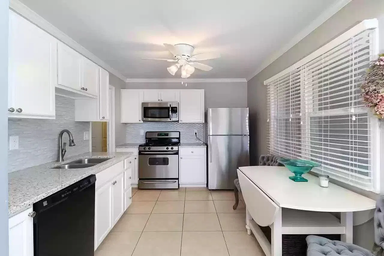 3 bed, 880 sqft, $1,700 — Photo 4