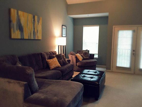 Living room (view 2)