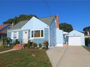 403 Pleasantview Ct, Copiague, NY 11726