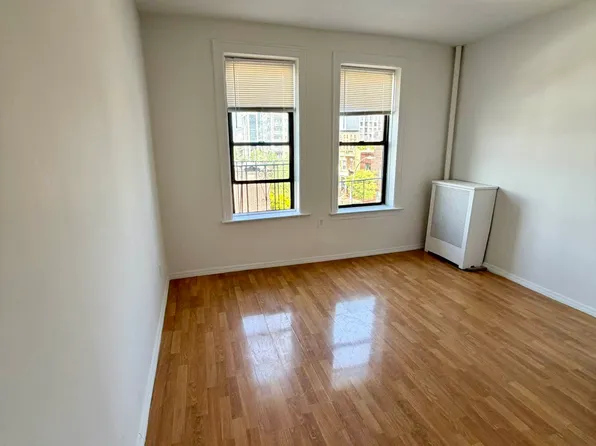 28-05 23rd St #3D, Astoria, NY 11102