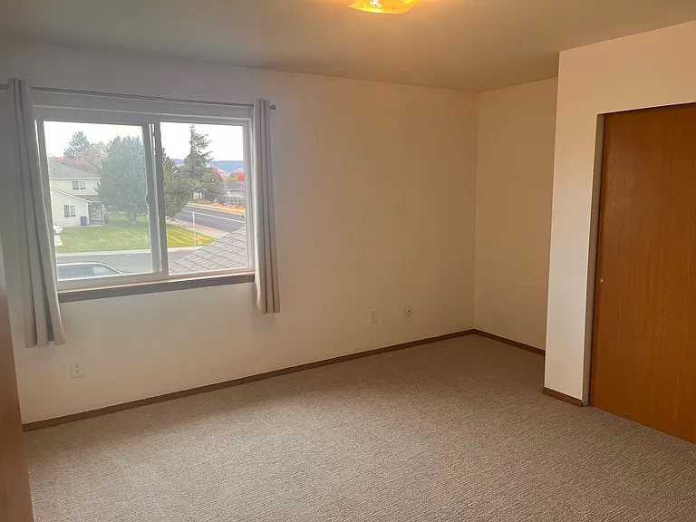 2nd Large Bedroom - Upstairs