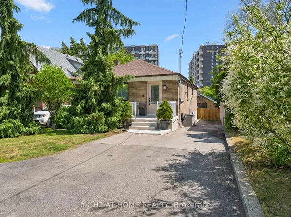 33 South Kingsway, Toronto, ON M6S 3T2
