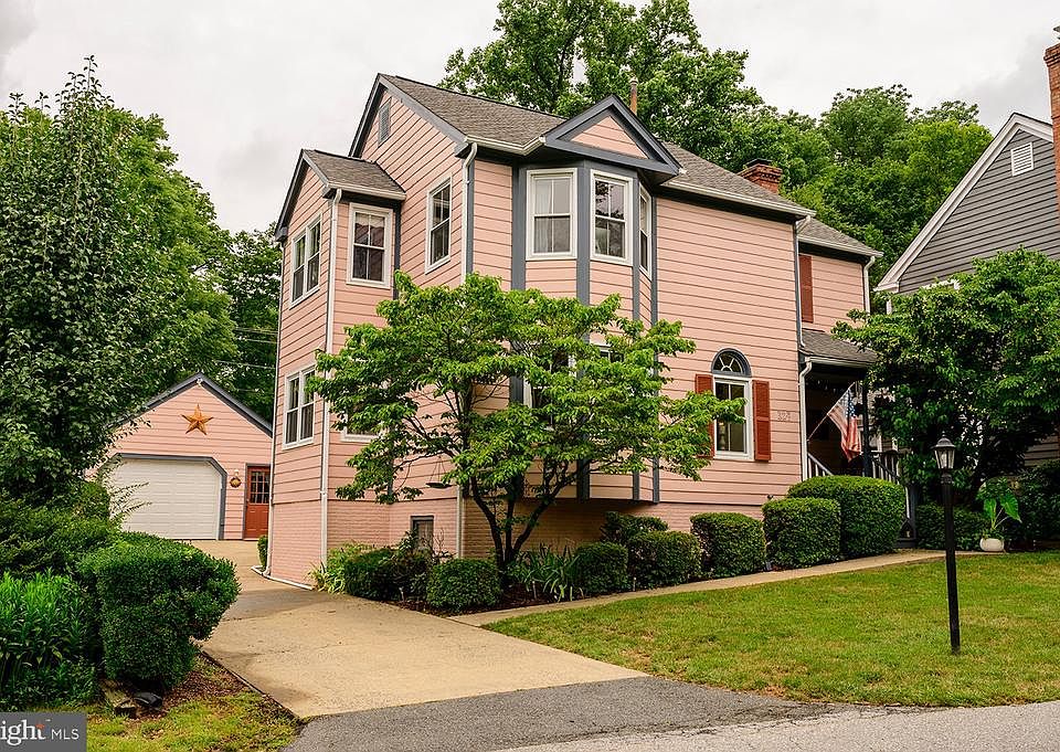 Welcome to 324 Loudoun St. SW