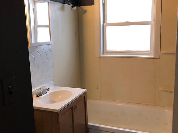 4th image of 13 Elkins Dr