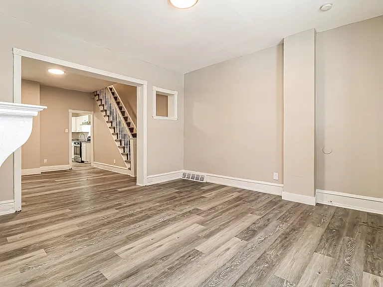 1595166_020_living_room_13040216.jpg