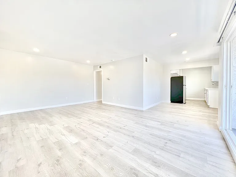 7437 Haskell Avenue — Photo 6