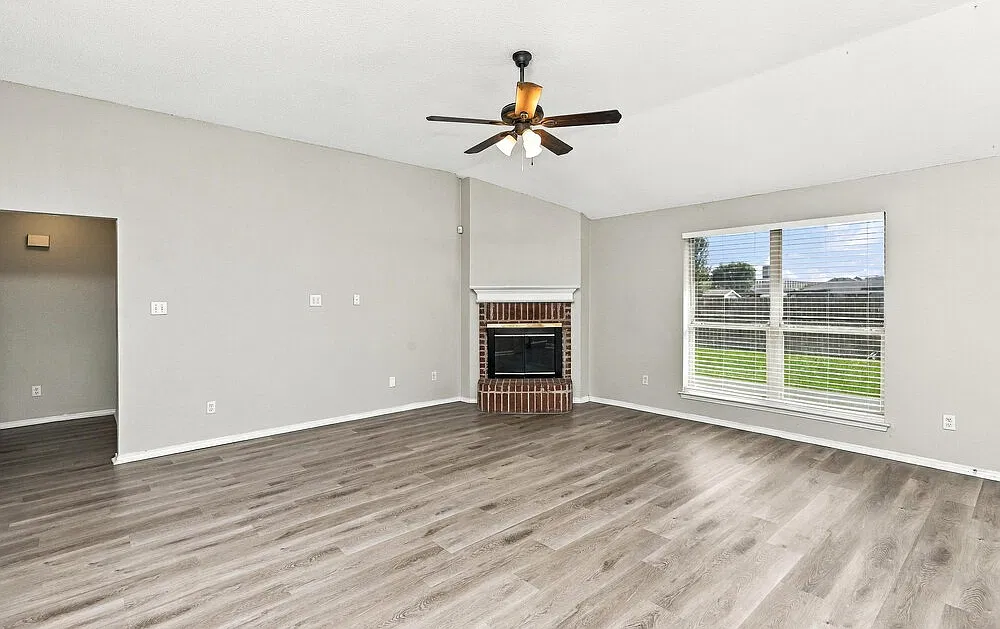 3 bed, 2.0 bath, 1636 sqft, $2,205 — Photo 3
