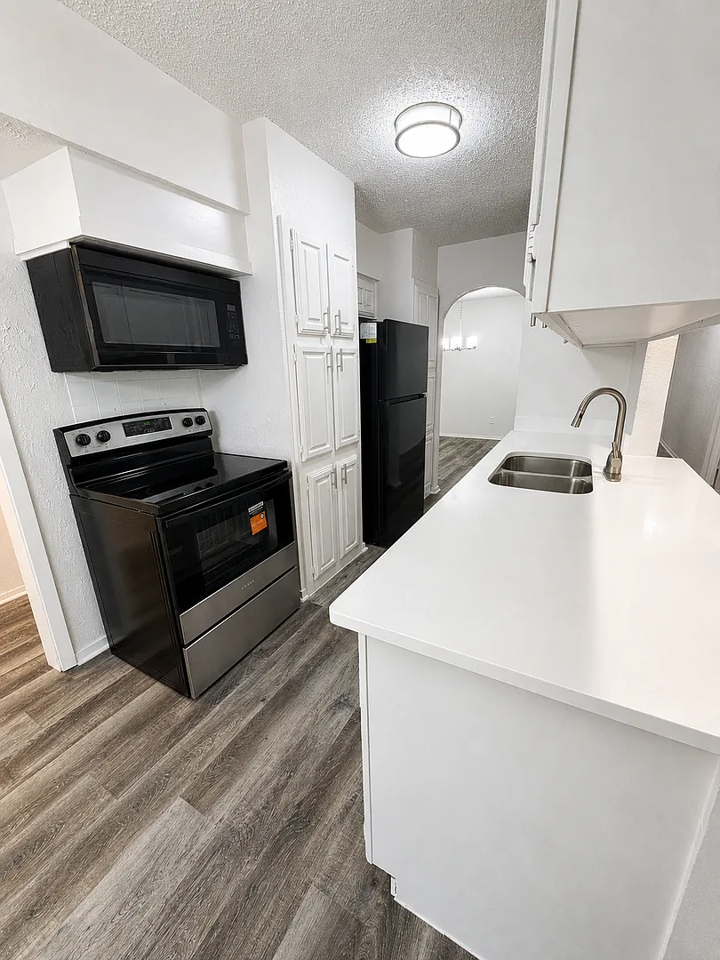 3-Bedroom, 2 Bath Single Family for Rent in Arlington, TX | Attached Garage & Modern Kitchen — Photo 4