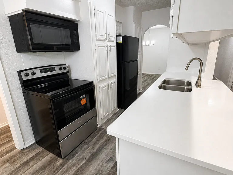 5309 Holly Trl — Photo 4