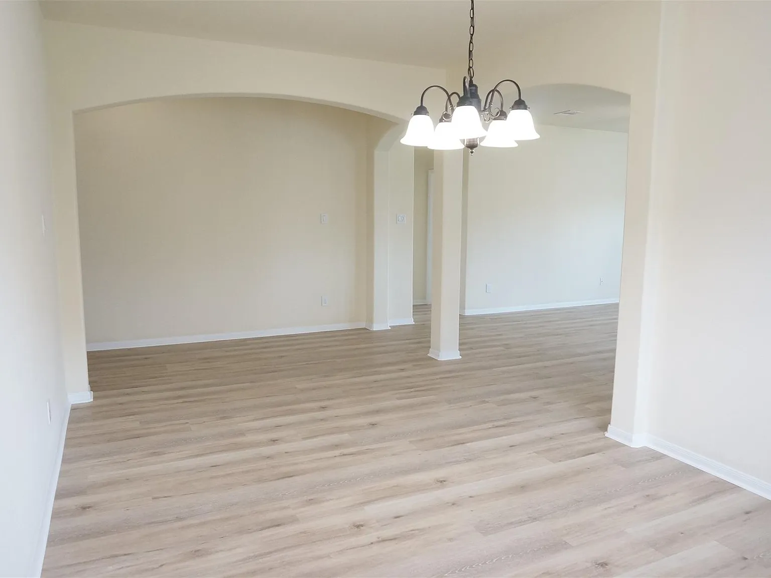 3 bed, 2.0 bath, 2015 sqft, $1,950 — Photo 4