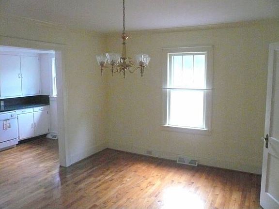 5th image of 823 Thomas St