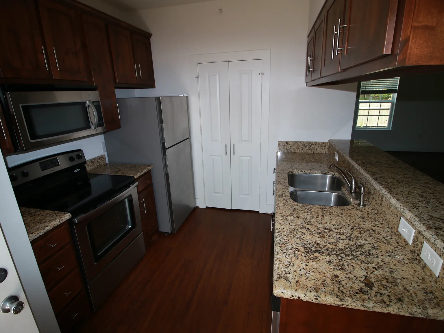2 bed, 925 sqft, $1,425 — Photo 3