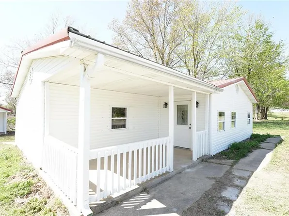 917 N Poplar St, Dexter, MO 63841